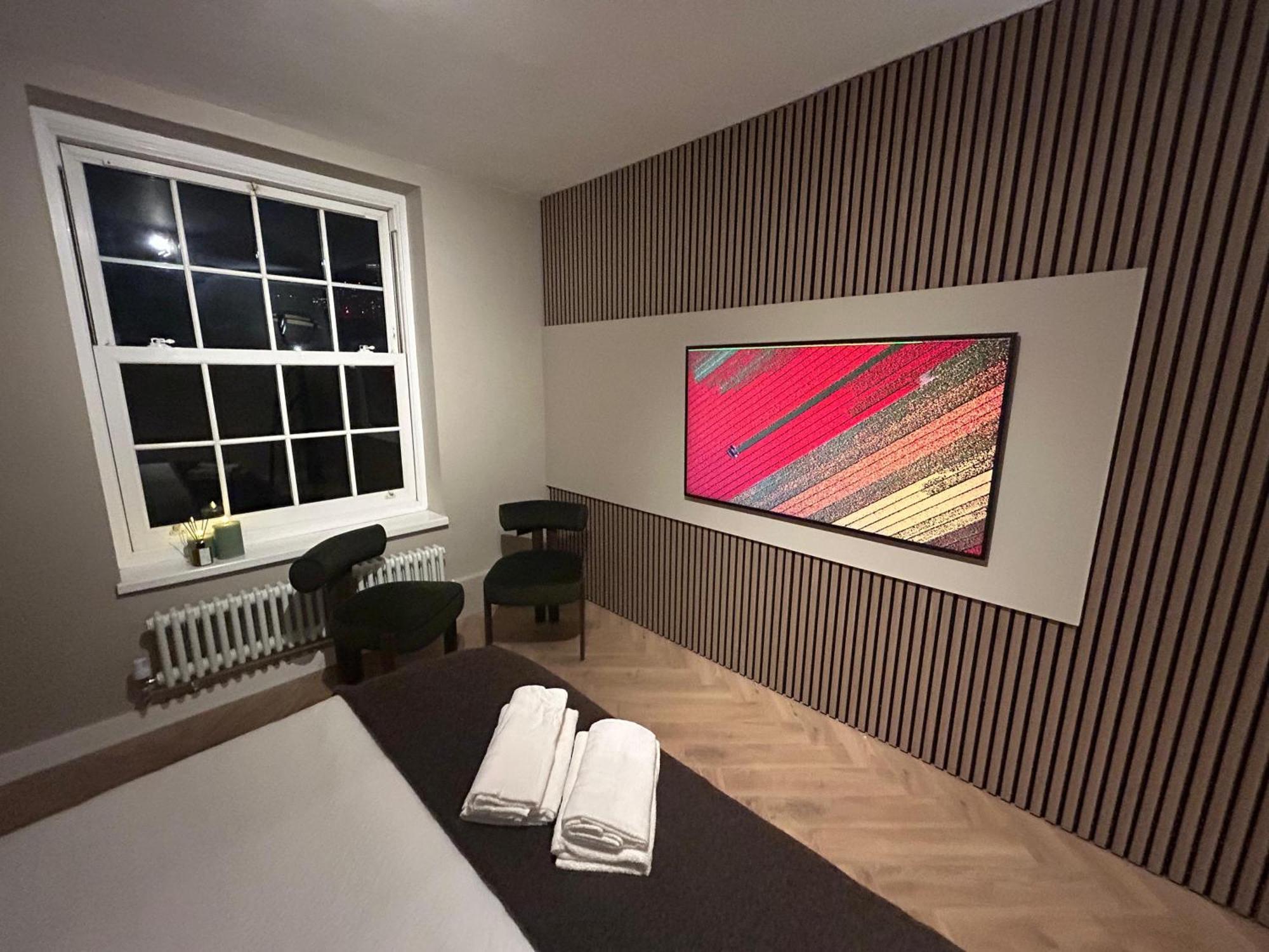 Stylish Bedroom Zone 1 Londra